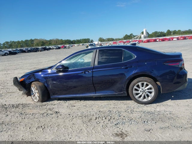Продажа на аукционе авто 2021 Toyota Camry Le, vin: 4T1C11AK6MU592739, номер лота: 43411336