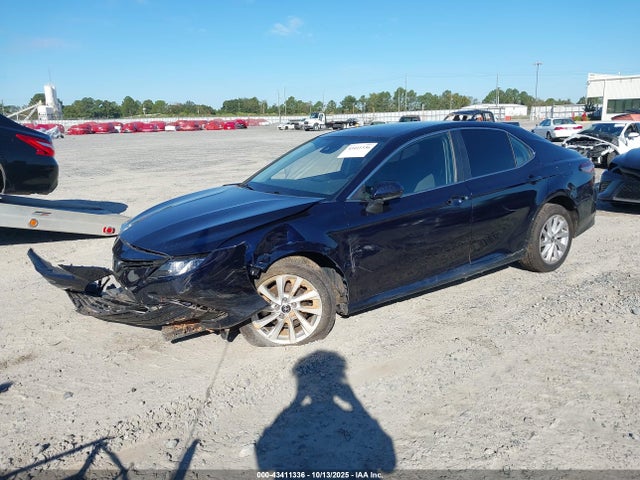 Продажа на аукционе авто 2021 Toyota Camry Le, vin: 4T1C11AK6MU592739, номер лота: 43411336
