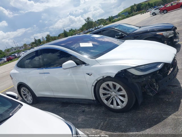 Продаж на аукціоні авто 2018 Tesla Model X 100d/75d/p100d, vin: 5YJXCBE23JF114041, номер лоту: 43411707