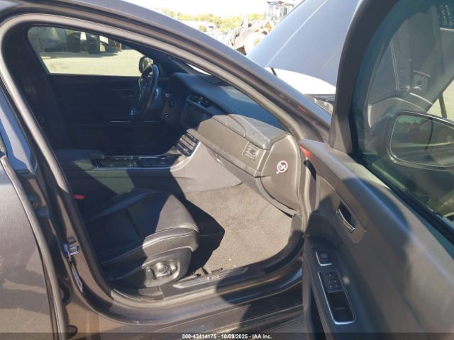 2017 JAGUAR XF SAJBG4BV6HCY34659 Photo 4