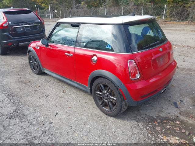 2006 MINI COOPER S WMWRE33506TN28871 Photo 2