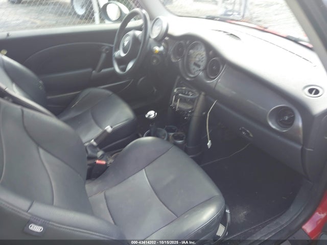 2006 MINI COOPER S WMWRE33506TN28871 Photo 4