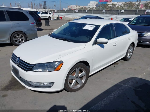 Volkswagen 2015 2015 1VWAT7A38FC081525 Image 2