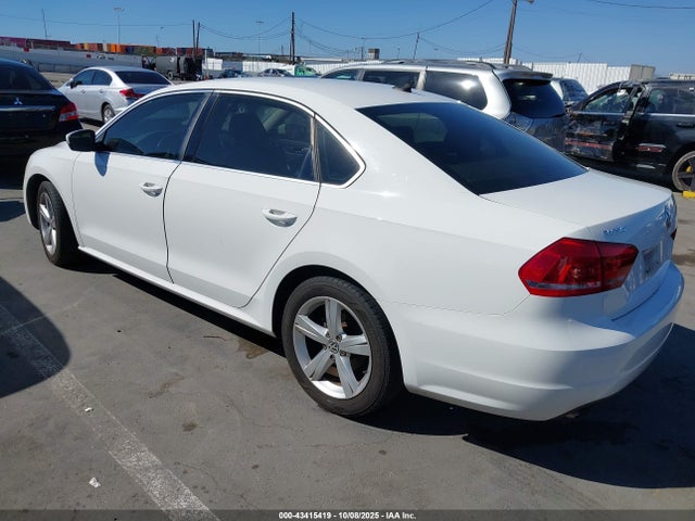 Volkswagen 2015 2015 1VWAT7A38FC081525 Image 3