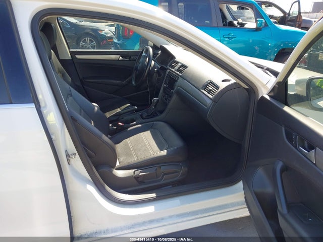 Volkswagen 2015 2015 1VWAT7A38FC081525 Image 5