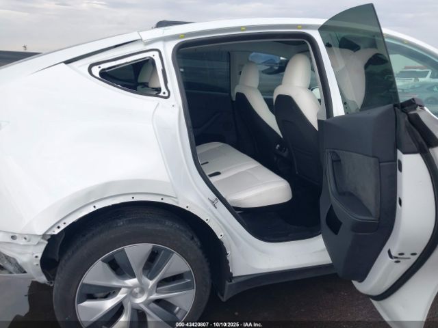 2023 TESLA MODEL Y 7SAYGDEE9PA145270 Photo 7