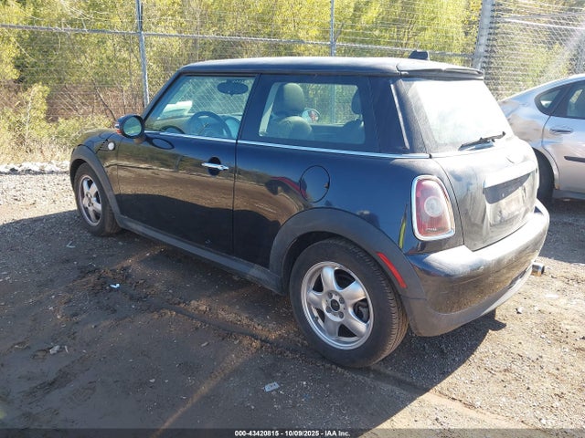 2008 MINI COOPER WMWMF33588TU68204 Photo 2