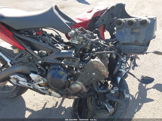 Yamaha FZ09 2017 JYARN53E0HA000921 Image 8