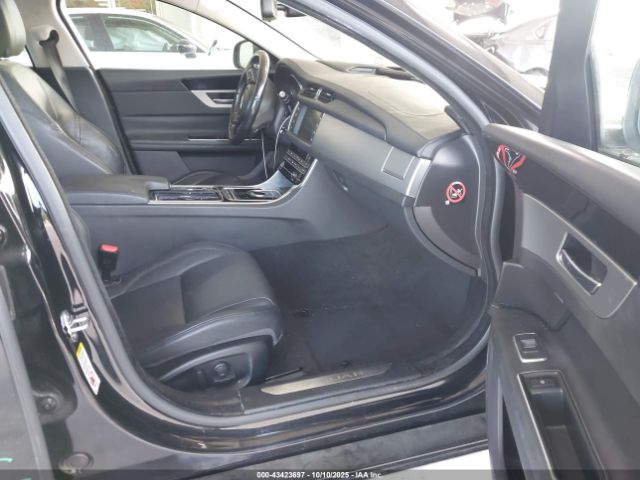 2016 JAGUAR XF SAJBE4BV1GCY10645 Photo 4