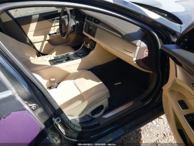 2017 JAGUAR XF SAJBD4BNXHCY32258 Photo 4