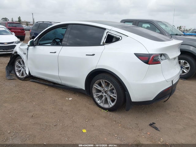 2023 TESLA MODEL Y 7SAYGDEEXPF607886 Photo 2