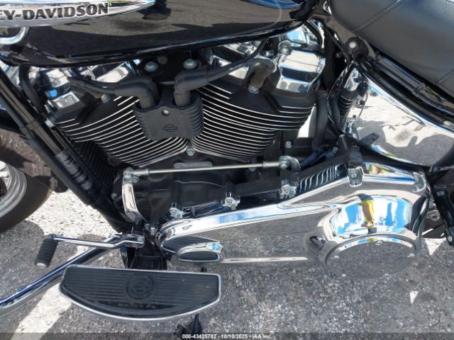 2020 HARLEY-DAVIDSON FLHC 1HD1YAJ12LB050190 Photo 8