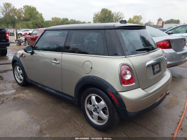 2011 MINI COOPER WMWSU3C50BT181685 Photo 2