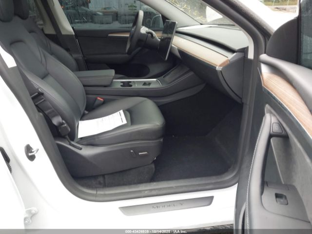 2025 TESLA MODEL Y 7SAYGDEDXSF238902 Photo 4