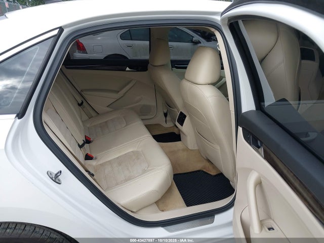 Volkswagen Passat 2014 1VWCT7A38EC033644 Image 8