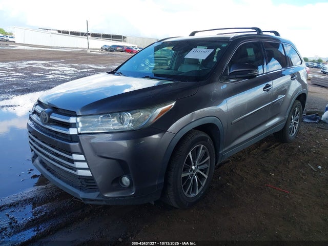 5TDKZRFHXKS562990 Toyota Highlander Xle