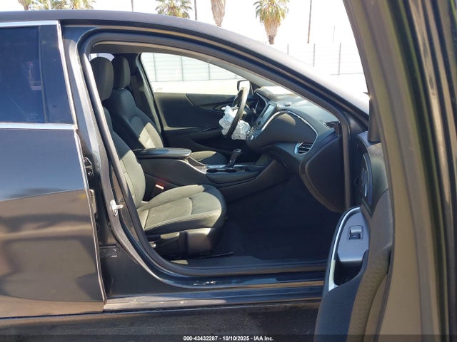 1G1ZE5ST0HF113056 Chevrolet MALIBU 1LT
