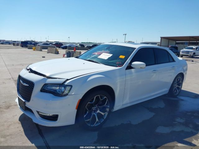 2018 CHRYSLER 300 2C3CCABG9JH315627 Photo 1