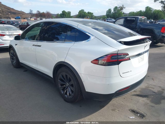 2018 TESLA MODEL X 5YJXCBE22JF139660 Photo 2