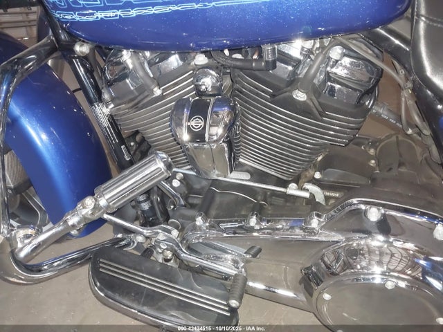 2019 HARLEY-DAVIDSON FLHX 1HD1KBC10KB623283 Photo 8
