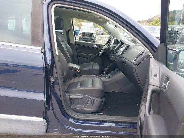 2016 VOLKSWAGEN TIGUAN WVGBV7AXXGW574235 Photo 4