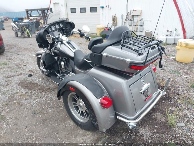 2016 HARLEY-DAVIDSON FLHTCUTG 1HD1MAL16GB857763 Photo 2