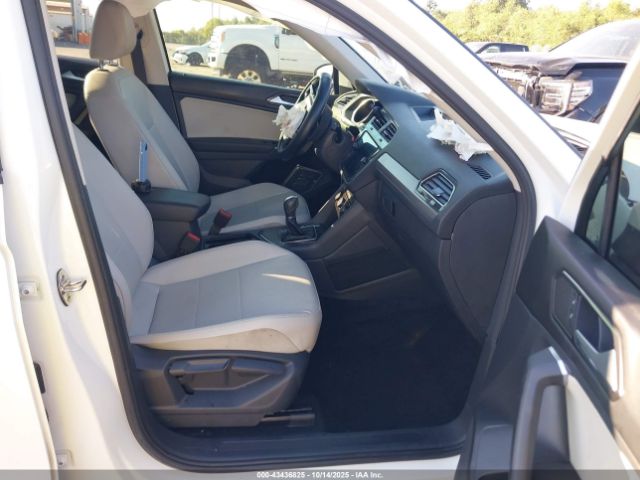 2018 VOLKSWAGEN TIGUAN 3VV3B7AX7JM149615 Photo 4