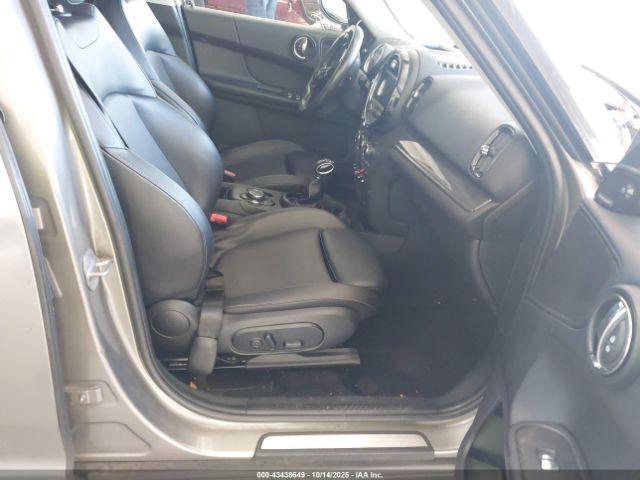 2018 MINI COUNTRYMAN WMZYV5C38J3E02830 Photo 4