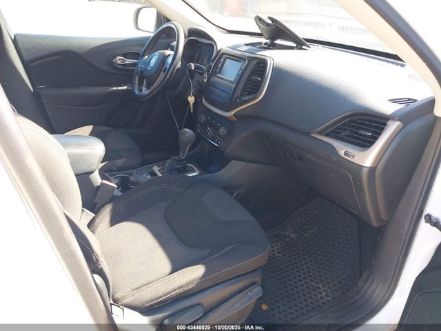 1C4PJLCB8FW670430 Jeep Cherokee Latitude