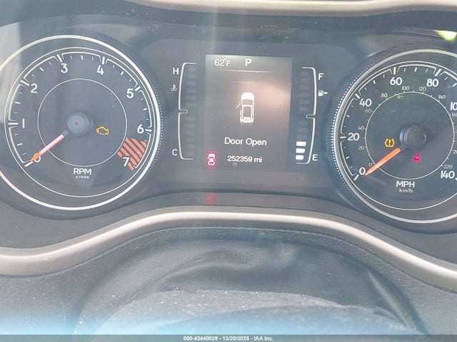 1C4PJLCB8FW670430 Jeep Cherokee Latitude