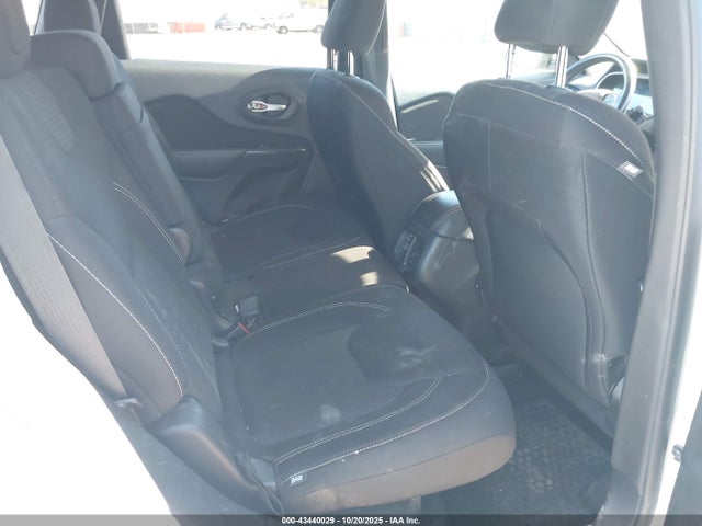 1C4PJLCB8FW670430 Jeep Cherokee Latitude