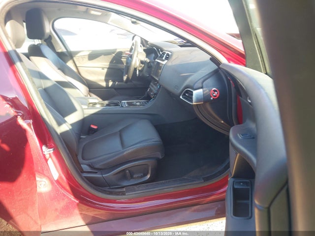 2017 JAGUAR XE SAJAR4BN2HA968490 Photo 4