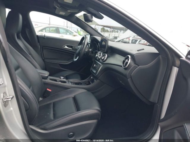 2019 MERCEDES-BENZ CLA 250 WDDSJ4GB1KN723713 Photo 4