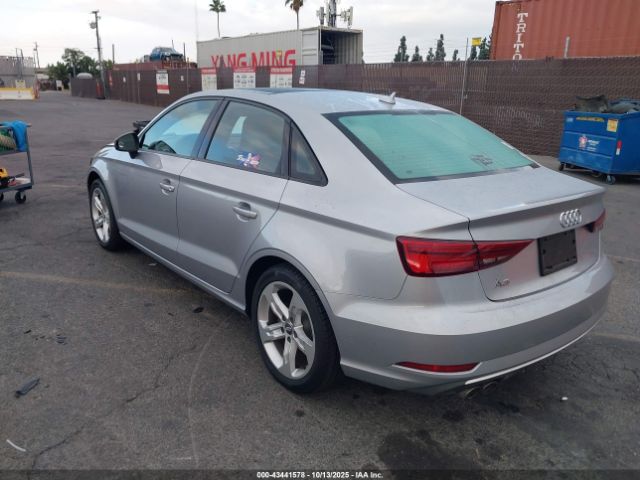 2018 AUDI A3 WAUAUGFF4J1022122 Photo 2