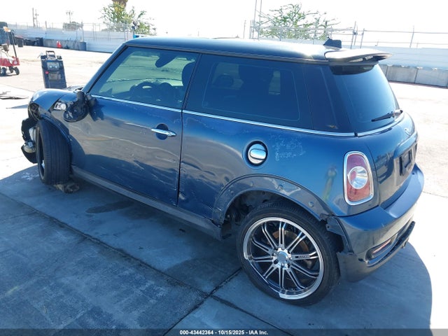2011 MINI COOPER S WMWSV3C58BTY21302 Photo 2
