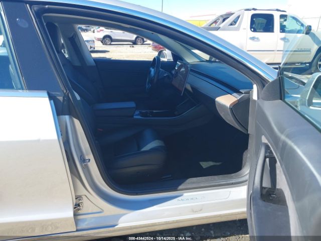2018 TESLA MODEL 3 5YJ3E1EA9JF048637 Photo 4