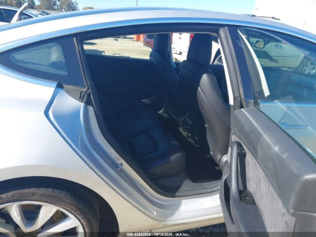 2018 TESLA MODEL 3 5YJ3E1EA9JF048637 Photo 7