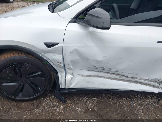 2026 TESLA MODEL Y 7SAYGDEEXTA475719 Photo 5