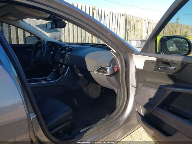 2017 JAGUAR XE SAJAK4BV6HCP16251 Photo 4