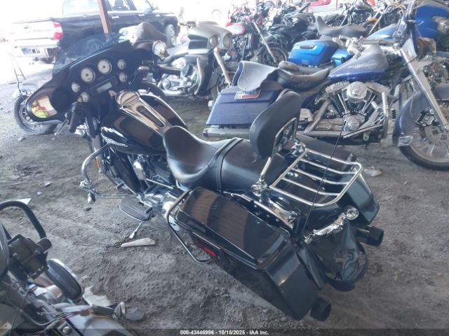 2011 HARLEY-DAVIDSON FLHX 1HD1KBM11BB635943 Photo 2