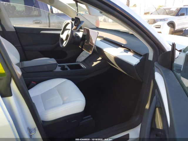 2024 TESLA MODEL Y 7SAYGDEE5RF067818 Photo 4