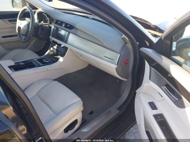 2016 JAGUAR XF SAJBD4BV1GCY12883 Photo 4