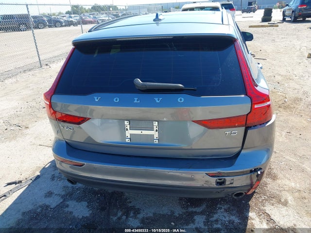 43450333 :رقم المزاد ، YV1102EK0L2352850 vin ، 2020 Volvo V60 T5 Momentum مزاد بيع