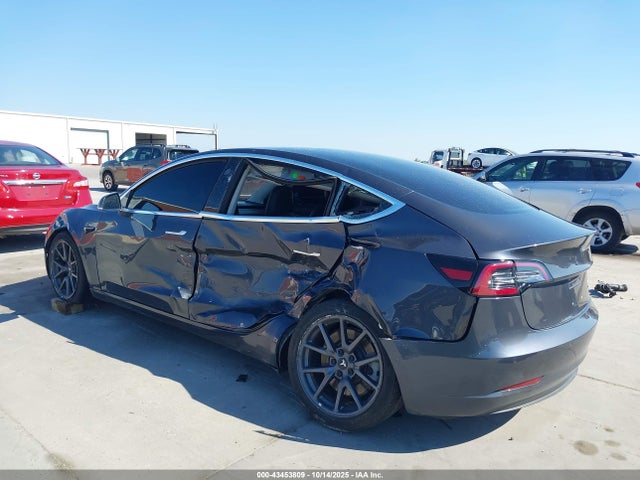 2018 TESLA MODEL 3 5YJ3E1EB9JF065902 Photo 2