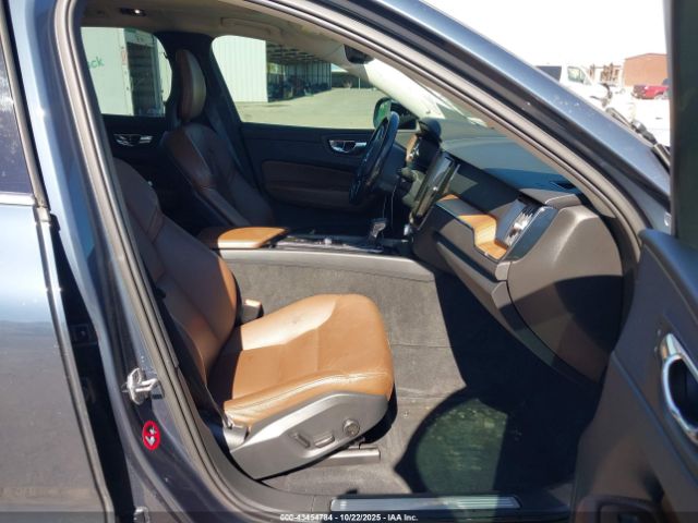 2018 VOLVO XC60 YV4102RK3J1003049 Photo 4