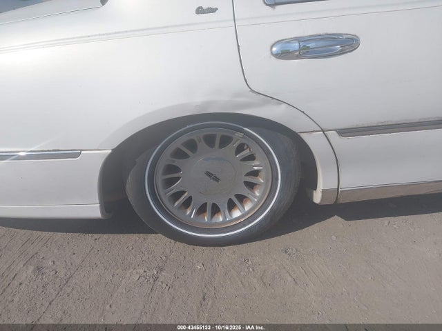 Продаж на аукціоні авто 2001 Lincoln Town Car Cartier, vin: 1LNHM83W51Y613140, номер лоту: 43455133