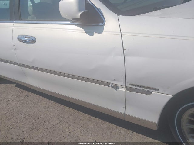 Продаж на аукціоні авто 2001 Lincoln Town Car Cartier, vin: 1LNHM83W51Y613140, номер лоту: 43455133