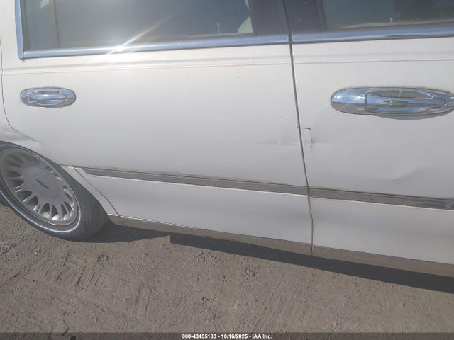 Продаж на аукціоні авто 2001 Lincoln Town Car Cartier, vin: 1LNHM83W51Y613140, номер лоту: 43455133