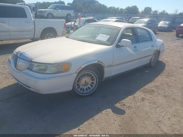 Продаж на аукціоні авто 2001 Lincoln Town Car Cartier, vin: 1LNHM83W51Y613140, номер лоту: 43455133
