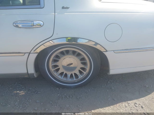 Продаж на аукціоні авто 2001 Lincoln Town Car Cartier, vin: 1LNHM83W51Y613140, номер лоту: 43455133